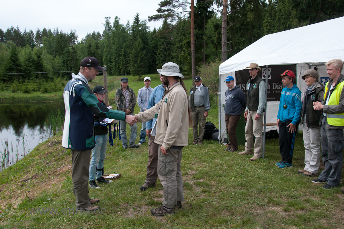 Handing out scorecards
